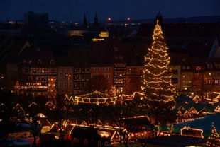 Bild zeigt das Lichtermeer des Weihnachtsmarktes im Dunkeln