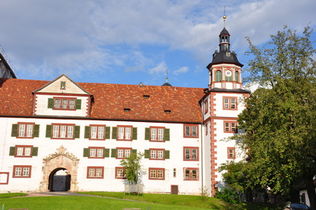 Bild zeigt das Schloss Wilhelmsburg im Sommer