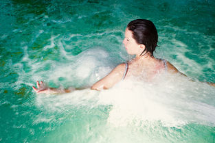 Bild zeigt einen Badegast in der Therme