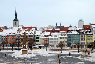 Bild zeigt die Innestadt am Domplatz im Winter